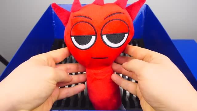 Измельчаем персонажей из МИРА СПРУНКИ и ДЭНДИ с помощью нашего измельчителя! смотреть онлайн