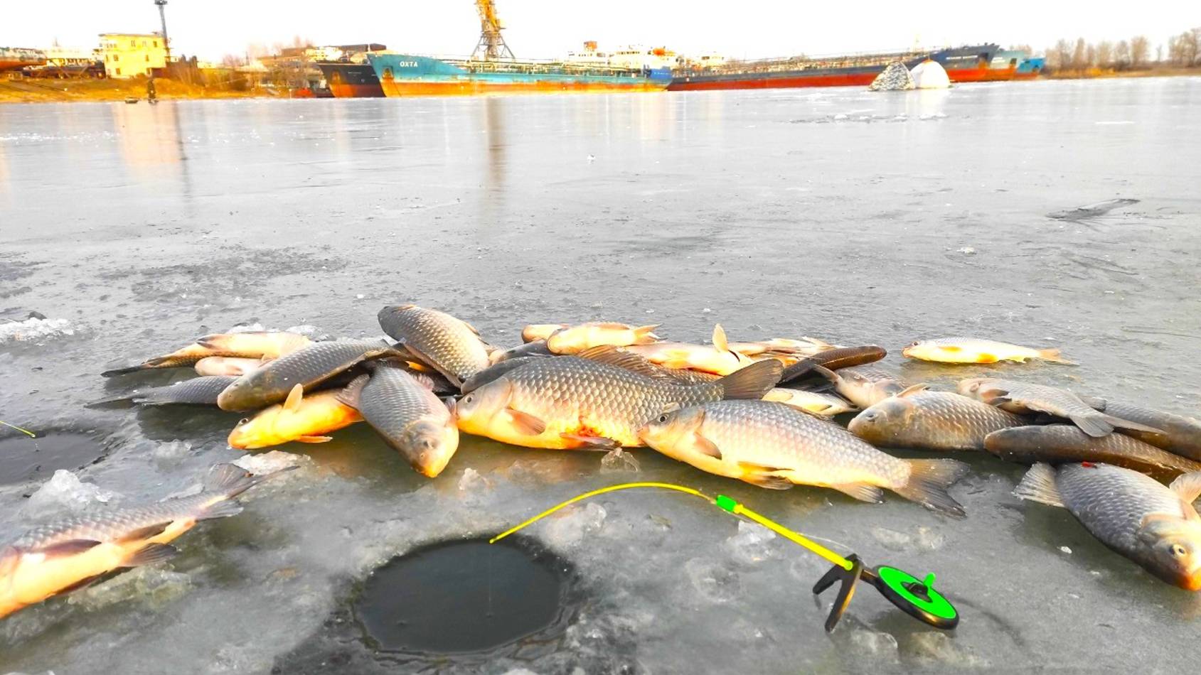 Лютый ЖОР КАРАСЯ!!! ЛОМАЕТ УДОЧКИ! Зимняя рыбалка на карася