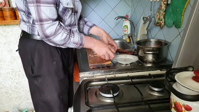 Режет курочку перемешиваю гречку смотреть онлайн
