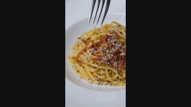 Необычная Carbonara: спагетти с карамелизированным луком!