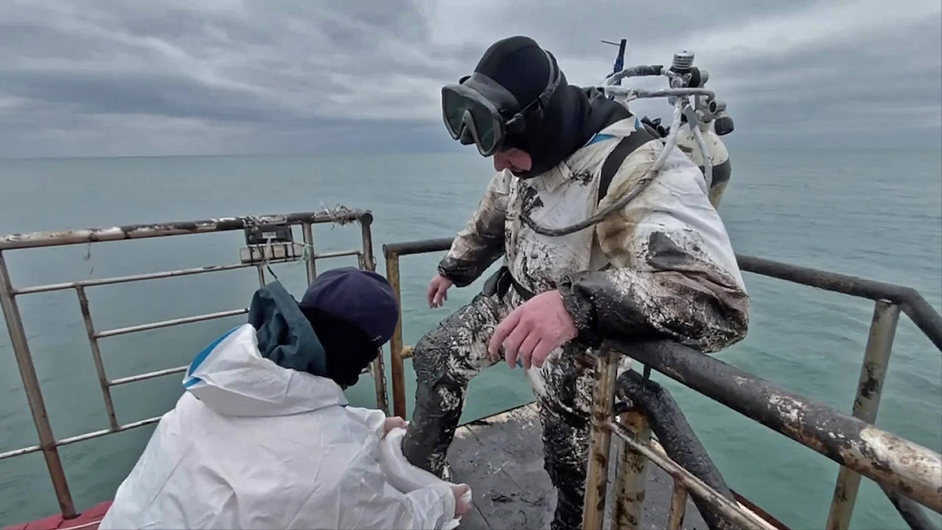 Анапа. Очистка дна моря от мазута в Витязево, в 11 километрах от города смотреть онлайн