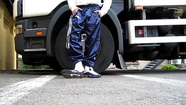 Blue Nike Shox R4 and blue nylon trackie смотреть онлайн