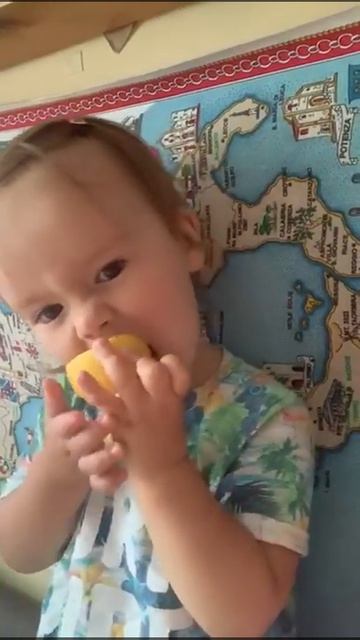 девочка ест лимон Такого вы точно не видели смотреть онлайн