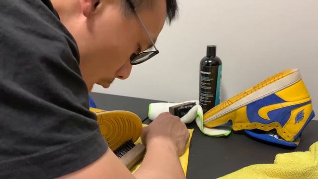 Restoring the DIRTIEST (so far) Air Jordan 1 Laney! | Sneaker Restoration смотреть онлайн