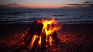 Вечерний костер на берегу моря. Успокаивающий шум прибоя и треска дров.