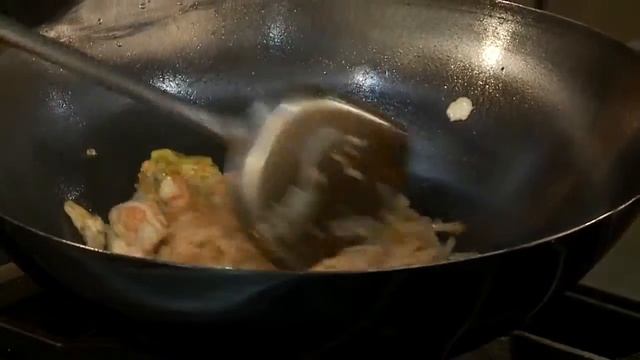 Bangkok Chef makes their delicious Pad Thai Shrimp and Chicken Larb (2) смотреть онлайн