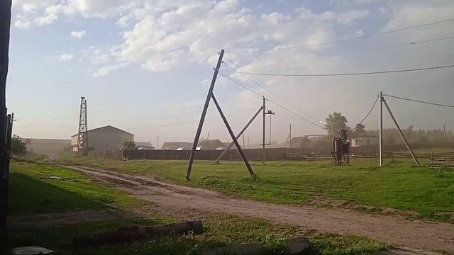 Сильный ветер в С.Хайта 14.06.2023г. Ветер уронил столб и заставил искрится трансформатор. смотреть онлайн