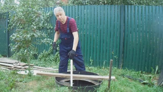 Проверка количества осадка в септике.