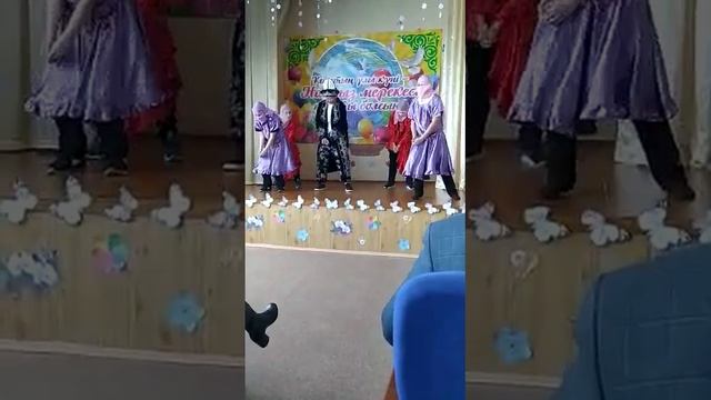 Встреча НАУРЫЗА КАЗАХСТАНЕ ТАНЕЦ ЧИНГИСХАН Пацаны переодеты в девчонок. смотреть онлайн