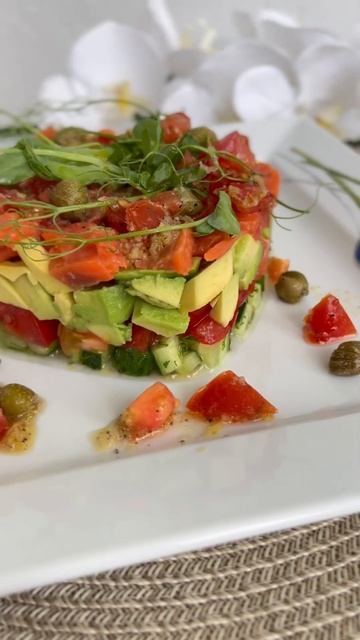 Салат «Морская Свежесть» с копчёным лососем: Легко и Вкусно смотреть онлайн