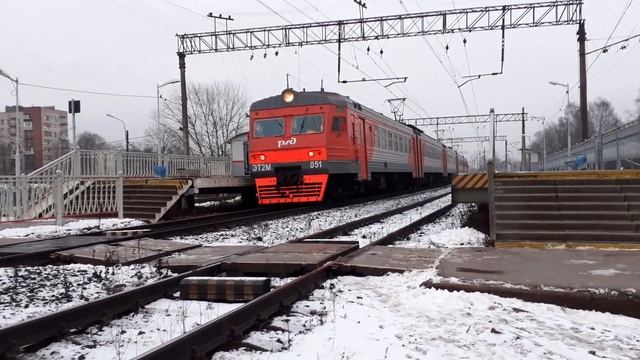Электропоезд ЭТ2М-051 прибывает на платформу Сосновая поляна. смотреть онлайн