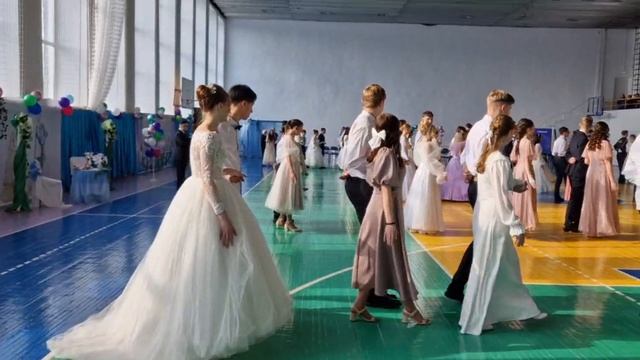 Традиционный Сретенский бал собрал более ста старшеклассников Арсеньева смотреть онлайн