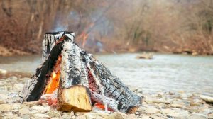 Успокаивающие виды костра на берегу реки.