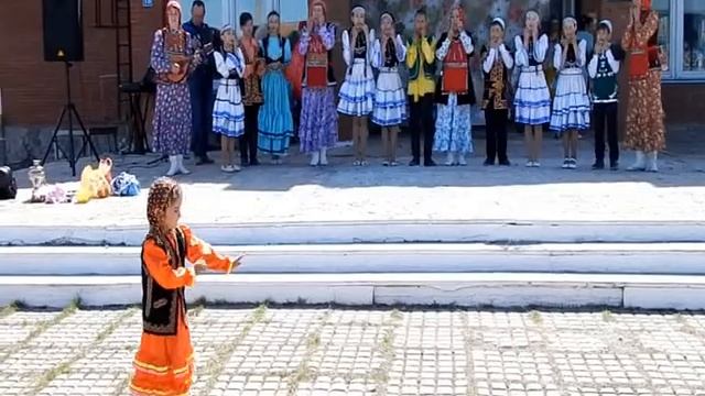 четырёхлетняя девочка подключилась к ансамблю смотреть онлайн