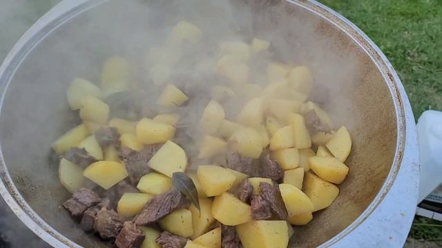 Тушим картошку с говядиной. смотреть онлайн