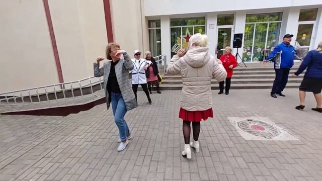 12.05.24г..."Не надо, Не надо"... звучит на танцполе в Гомельском парке... смотреть онлайн