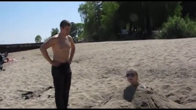 Пляжный репортаж - "Девушка в песке" (ОбьГЭС, 2012, ребята с ВАСХНИИЛа) смотреть онлайн