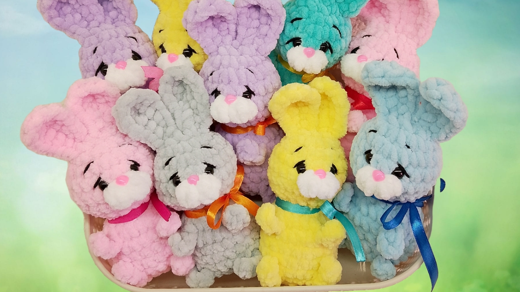 Пасхальный зайчик. Мастер класс по вязанию маленького зайчика крючком. смотреть онлайн