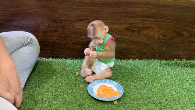 Adorable Lolo Cute Smile To HIs Mom Prepare Snack In His Hand For Lunch смотреть онлайн
