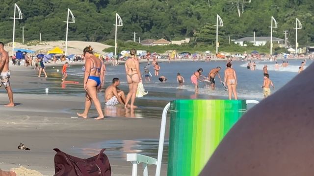 Прогулка вдоль пляжей Бразилии: океанский бриз и золотой песок смотреть онлайн