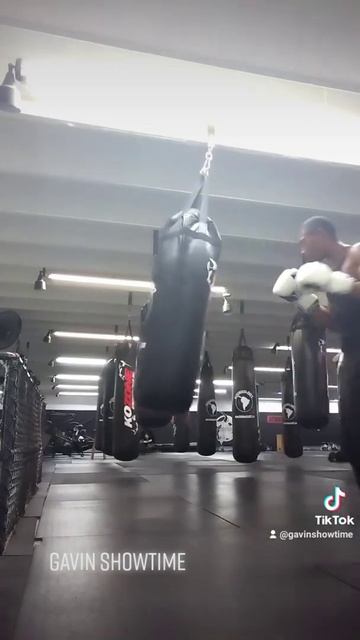 Light Weight Boxer Gavin Showtime Breaking in a Heavy Bag смотреть онлайн