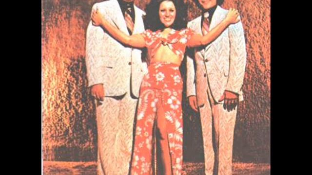 Lily y su Gran Trio Campanas de la Iglesia смотреть онлайн