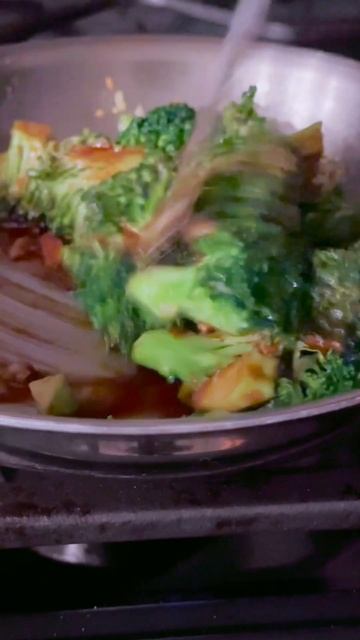 Cashew Broccoli Chickpeas in Garlic Sauce #plantbaseddiet #veganmeal #veganfood #shorts #broccoli смотреть онлайн