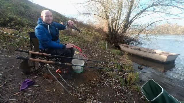 Утопил камеру и попал в ураган! но рыбалка была классной Рыбалка на фидер осенью на большой реке смотреть онлайн