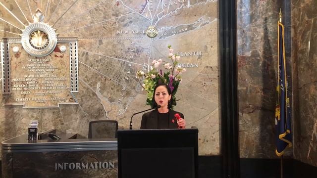 Red Nose Day w/ Laura Linney - ESB Lighting Ceremony смотреть онлайн