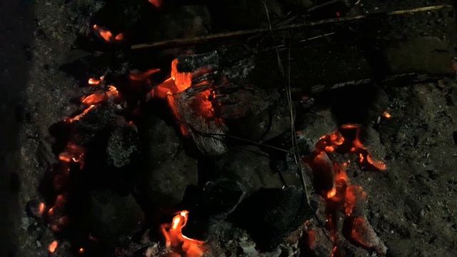 Тлеющие угли в мангале. Апрель 2019 смотреть онлайн