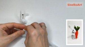 Поделка заяц с морковкой из синельной проволоки своими руками