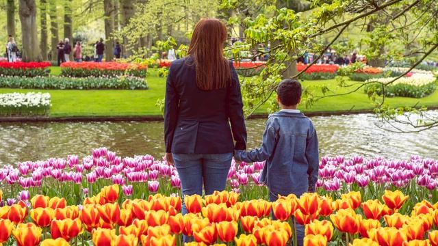 Kids & Flowers In Keukenhof #thenetherlands #keukenhof #dutchflowers