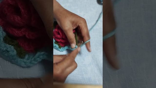Обвязывание цветка розы крючком #вязаниекрючком#вязание#шитье#шитьеодежды смотреть онлайн