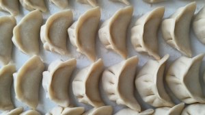 Накормила с утра сиротинок/ Налепила пельменей/