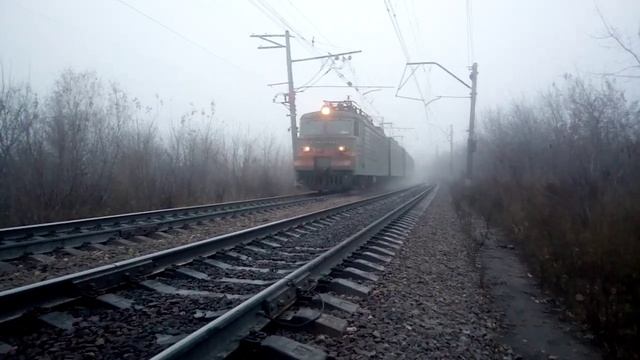 "Зелень напесочила в тумане!" Электровоз СМЕ ВЛ11.8-616/615А с грузовым поездом. смотреть онлайн