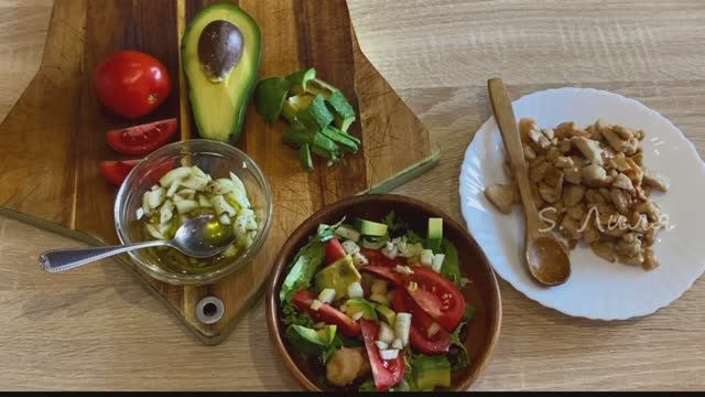 Легкий салат с авокадо. Сочные кусочки филе грудки в азиатском маринаде. смотреть онлайн