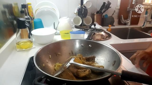 COOKING CHICKEN WITH COCONUT MILK AND LIME LEAVES смотреть онлайн