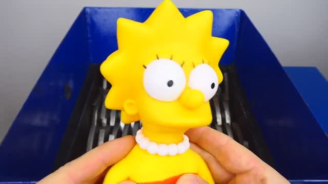 Уничтожаем персонажей "СИМПСОНОВ" настоящим измельчителем! смотреть онлайн