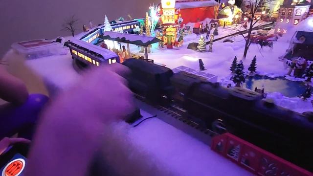 Lionel Polar Express Christmas Present Dump Car and Uncoupling Track смотреть онлайн