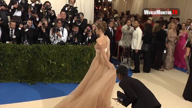 Model Gigi Hadid arrives at 2017 Met Gala смотреть онлайн