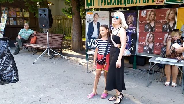 Трускавець: співачка Мята, парк, бювет, літо, неділя, спека 15 серпня 2021 р. смотреть онлайн