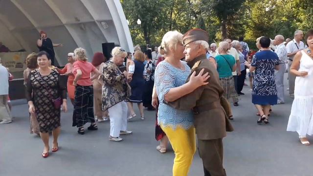 Недолюбила я в тот короткий вечер💃🌹 Счастливые минуты в парке Горького 💃🌹Харьков 2021 смотреть онлайн
