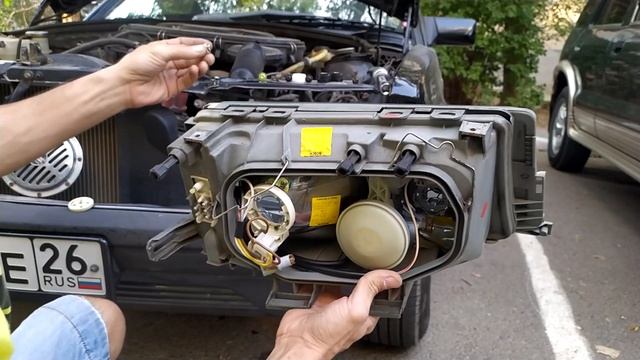 Мерседес 190 w201 Как поменять фары.Замена фары на Bosch. Mercedes How to change headlights смотреть онлайн