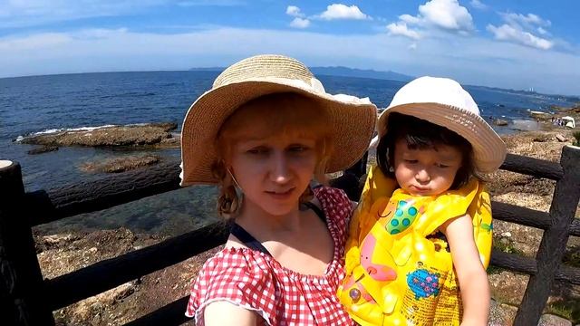 Плаваем вместе с рыбами! Первая съемка под водой!/ 海の岩場でナマコGET! //海水浴・子供・アメフラシ・潮干狩り・Япони смотреть онлайн