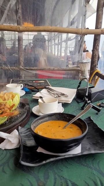 #Sizler with #seafood on the beach. #Mandrem #foodplanet Тайский рыбный суп 240, я ошибся. #гоа смотреть онлайн