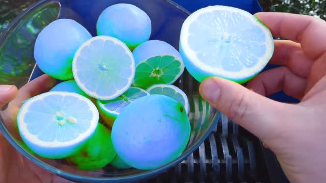 Измельчаем бананы, помидоры , огурцы, делаем сок из лимонов и оранжевых апельсин и в конце капуста смотреть онлайн