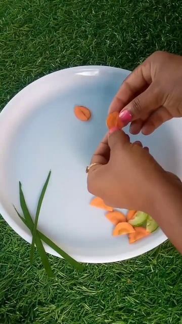 Amazing cucumber and carrot carving to Flower#vegetables #granish#decoration #shots смотреть онлайн
