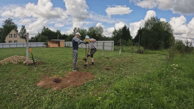 Бурим лунки под фасадные столбы с помощью мотобура. И так сойдёт!