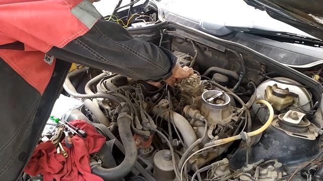Мерседес 190 w201 м102. Плохо заводится.Замена Пусковой форсунки. Starts badly. Replacing the nozzle смотреть онлайн