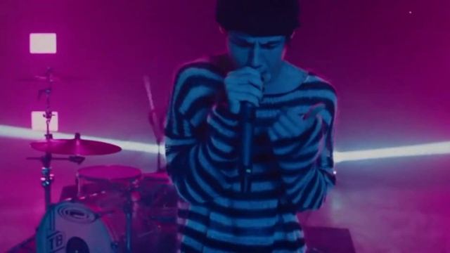 Nessa Barrett, JXDN & Travis Barker - La Di Die (Live) смотреть онлайн